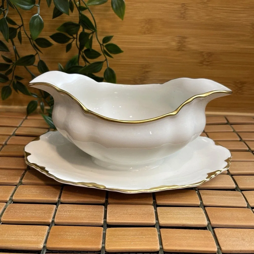 Vtg Johnson Brothers Chantilly Gold Gravy Boat with Attached Underplate England